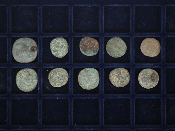 47 différentes pièces anciennes en bronze ou métal.