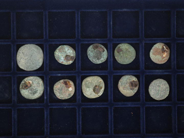 47 différentes pièces anciennes en bronze ou métal.