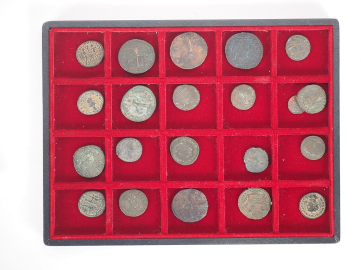 Collection de 75 pièces antiques ou d'après.