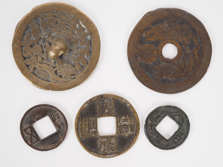 5 monnaies asiatiques anciennes. Diam. 2,5 x 4,5 cm.