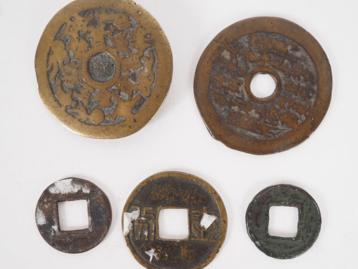 5 monnaies asiatiques anciennes. Diam. 2,5 x 4,5 cm.