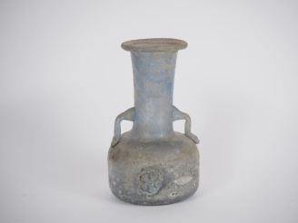 Vente aux enchères Vase en verre soufflé bleu de style antique à reflets irisés. H. 17,5 