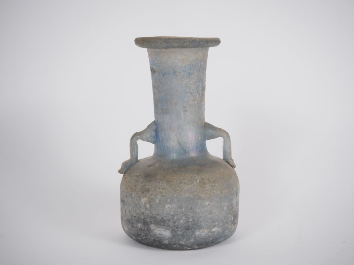 Vase en verre soufflé bleu de style antique à reflets irisés. H. 17,5 