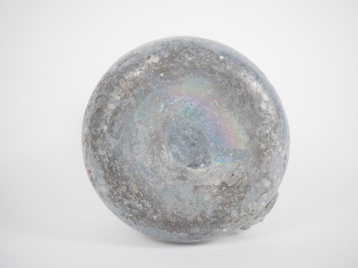 Vase en verre soufflé bleu de style antique à reflets irisés. H. 17,5 