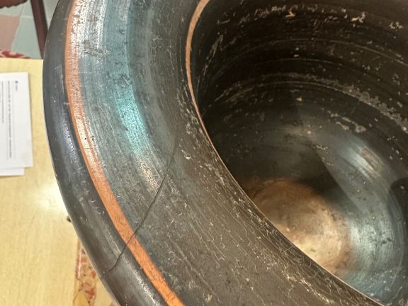 Grande Grèce, Apulie, IVe s. av. J.-C. Cratère en cloche à vernis noir