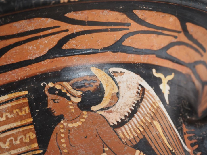 Grande Grèce, Apulie, IVe s. av. J.-C. Cratère en cloche à vernis noir