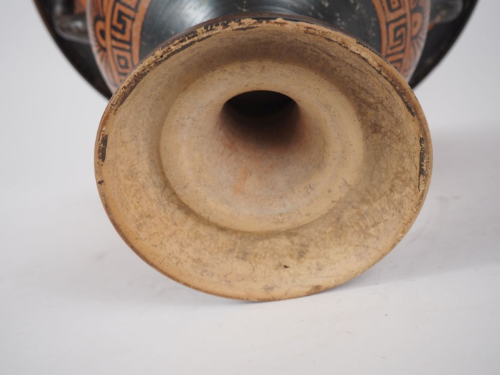 Grande Grèce, Apulie, IVe s. av. J.-C. Cratère en cloche à vernis noir