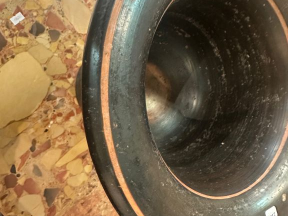 Grande Grèce, Apulie, IVe s. av. J.-C. Cratère en cloche à vernis noir
