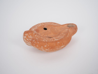 Vente aux enchères Lampe romaine au médaillon orné d’un buste de Sérapis. III-IVe s. apr.