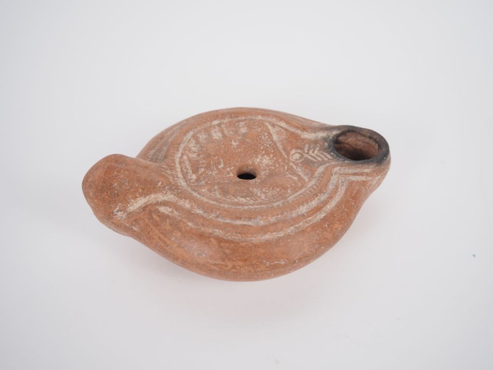 Lampe romaine au médaillon orné de des bustes d’Isis et Sérapis ?. III