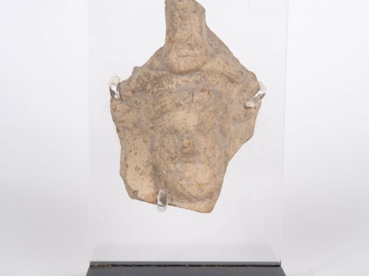 Figurine gréco-romaine. Relief en terre cuite orné d’une tête barbue s