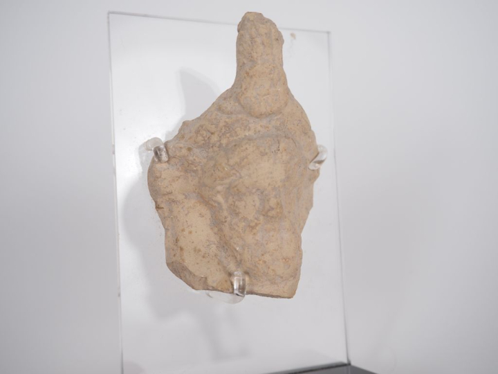 Figurine gréco-romaine. Relief en terre cuite orné d’une tête barbue s