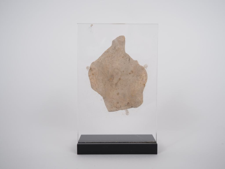 Figurine gréco-romaine. Relief en terre cuite orné d’une tête barbue s