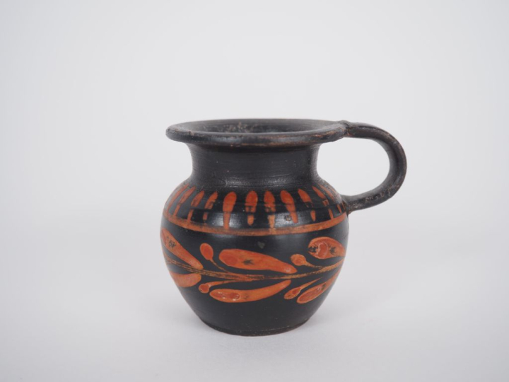 Grande Grèce. IVe s. av. J.-C. Olpé miniature à vernis noir et décor s