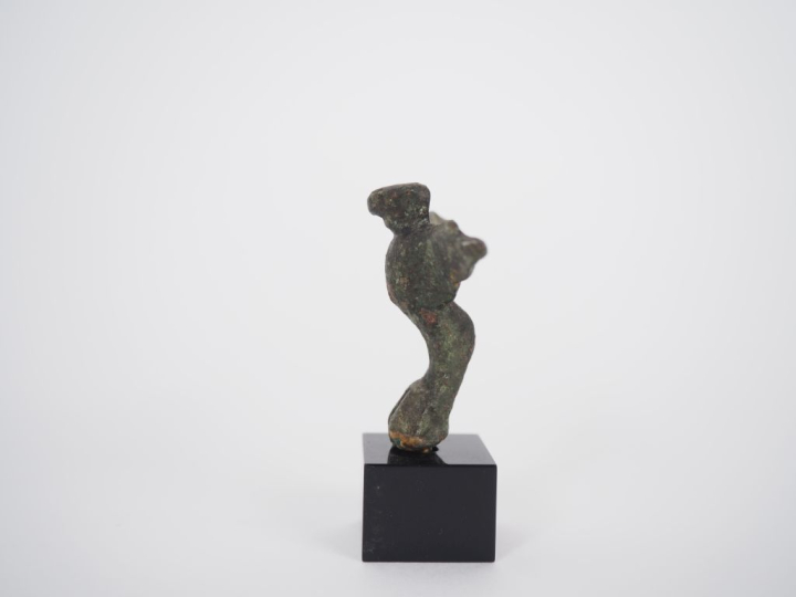 Monde romain antique. Pied d’ustensile en bronze en forme de pate de f