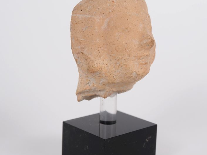 Tête de figurine antique en terre cuite. 7 cm Expert : Jean-Sylvain Ca
