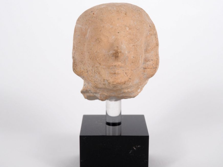 Tête de figurine antique en terre cuite. 7 cm Expert : Jean-Sylvain Ca