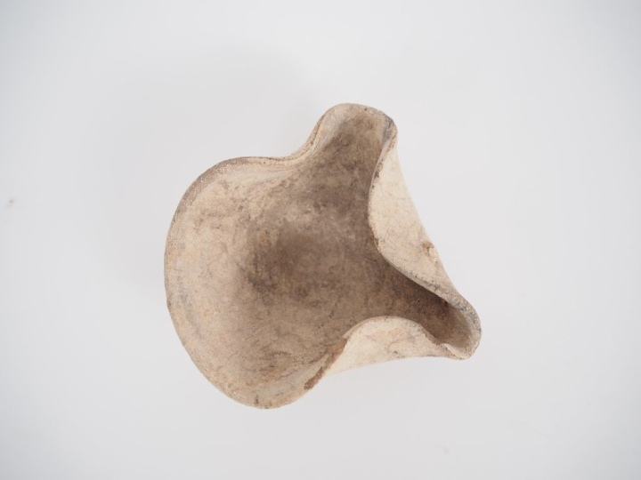 Lampe de tradition phénicienne en forme de coupelle à deux becs pincés