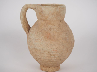 Vente aux enchères Céramique punique ? Vase beige à panse ovoïde. 13 cm Expert : Jean-Syl