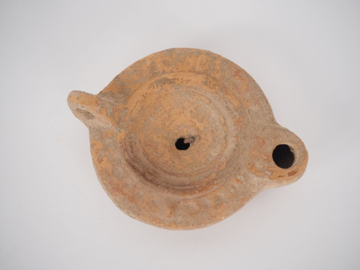 Lampe romaine. IIe s. apr. J.-C. 10,5 cm Expert : Jean-Sylvain Caillou