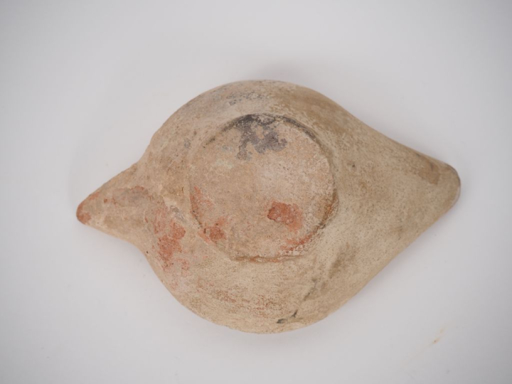 Lampe antique. 13 cm Expert : Jean-Sylvain Caillou, EI.