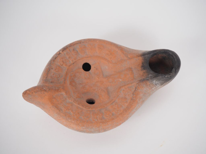 Lampe chrétienne ornée d’un chrisme. Afrique du Nord. V-VIe s. apr. J.