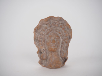 Vente aux enchères Tête de figurine antique en terre cuite. 7 cm Expert : Jean-Sylvain Ca