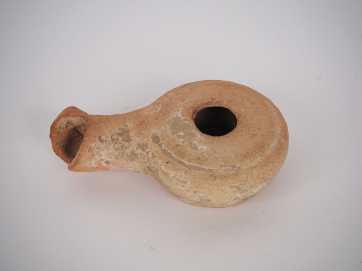 Lampe hellénistique en terre cuite. 10,5 cm (manque au bec) Expert : J
