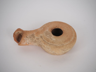 Vente aux enchères Lampe hellénistique en terre cuite. 10,5 cm (manque au bec) Expert : J