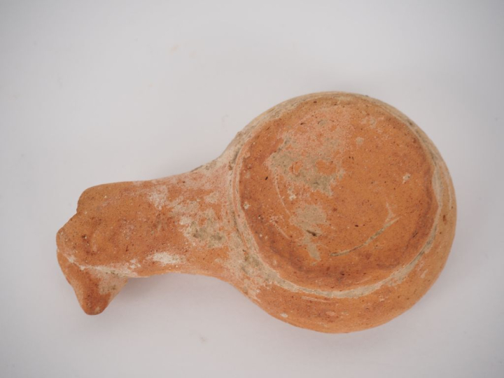 Lampe hellénistique en terre cuite. 10,5 cm (manque au bec) Expert : J