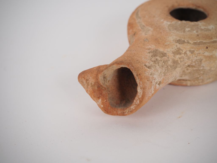 Lampe hellénistique en terre cuite. 10,5 cm (manque au bec) Expert : J