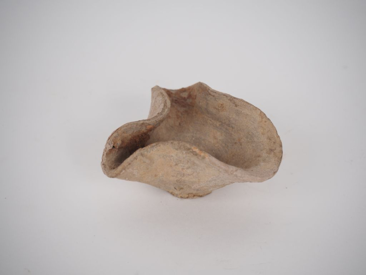 Lampe de tradition phénicienne de deux becs. 6,5 cm Expert : Jean-Sylv