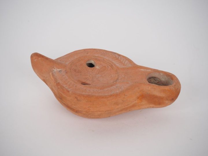 Lampe romaine au médaillon orné d’une rosette. III-IVe s. apr. J.-C. 1