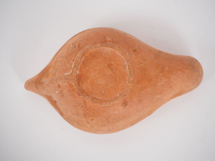 Lampe romaine au médaillon orné d’une rosette. III-IVe s. apr. J.-C. 1