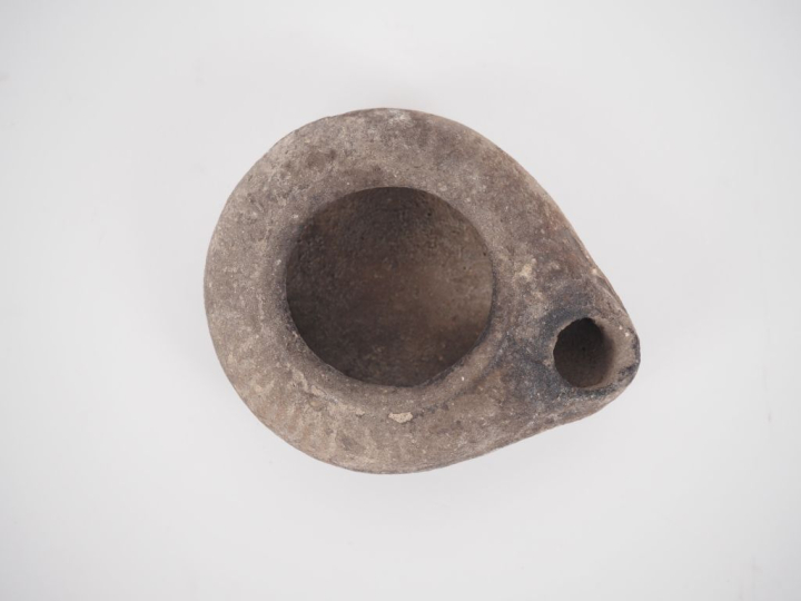 Lampe romaine en terre cuite. 7 cm Expert : Jean-Sylvain Caillou, EI.