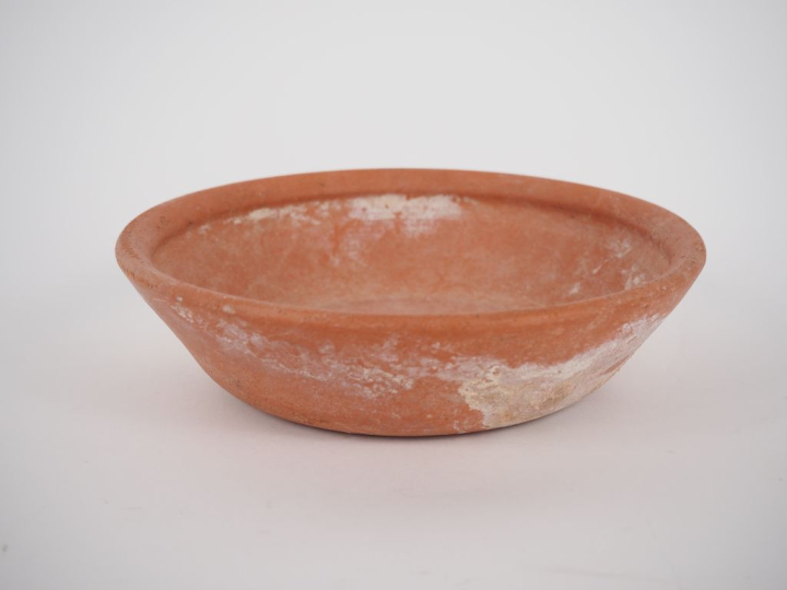 Céramique sigillée. Plat à rebord. Afrique du Nord. D. 17 cm. Expert :