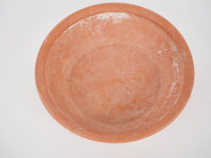 Céramique sigillée. Plat à rebord. Afrique du Nord. D. 17 cm. Expert :