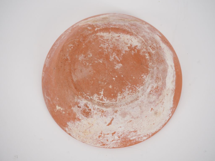 Céramique sigillée. Plat à rebord. Afrique du Nord. D. 17 cm. Expert :