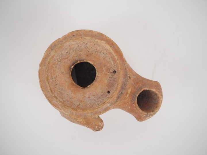 Carthage. Lampe à poucier en céramique. III-IIe s. av. J.-C. 8 cm. Exp