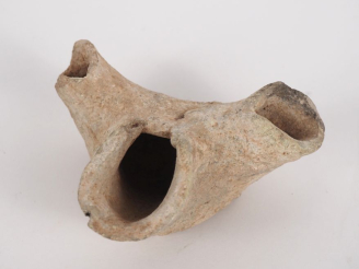 Vente aux enchères Lampe de tradition punique à trois becs pincés. Afrique romaine. Fin I