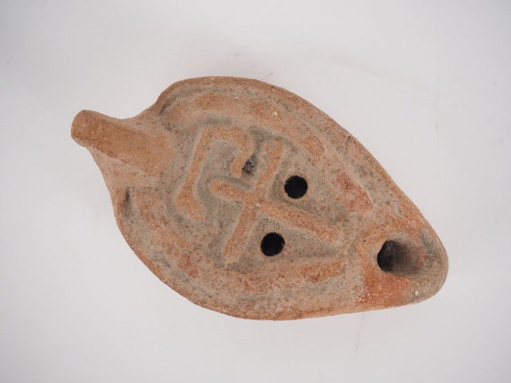 Lampe en terre cuite de style antique. 10 cm Expert : Jean-Sylvain Cai