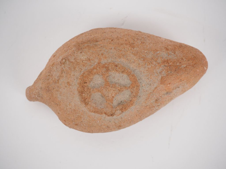 Lampe en terre cuite de style antique. 10 cm Expert : Jean-Sylvain Cai