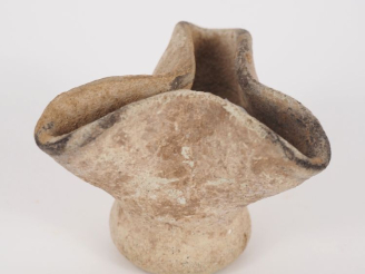 Vente aux enchères Lampe de tradition punique à trois becs pincés. Afrique romaine. Fin I