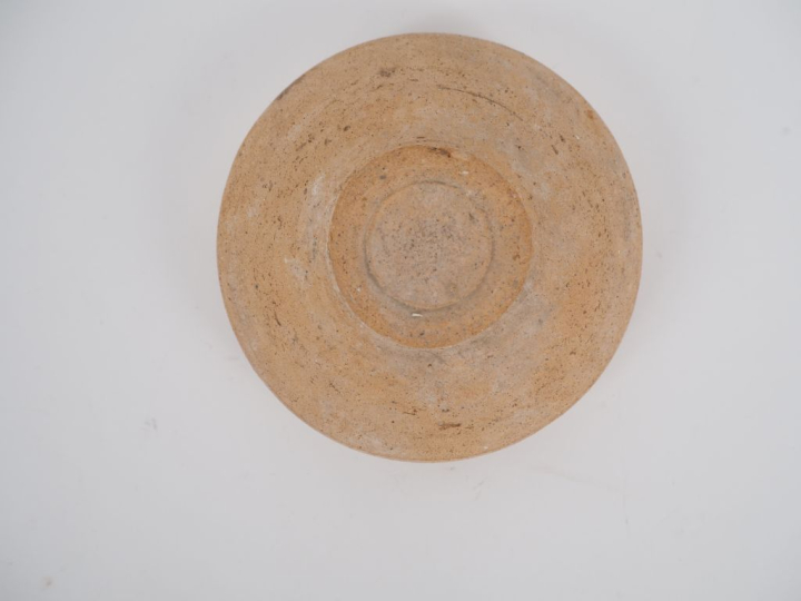 Bol romain en céramique beige. D. 12 cm. Expert : Jean-Sylvain Caillou