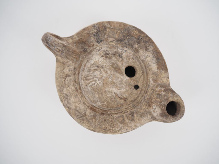 Lampe romaine ornée d’un animal ailé. II-IIIe s. apr. J.-C. 10 cm Expe