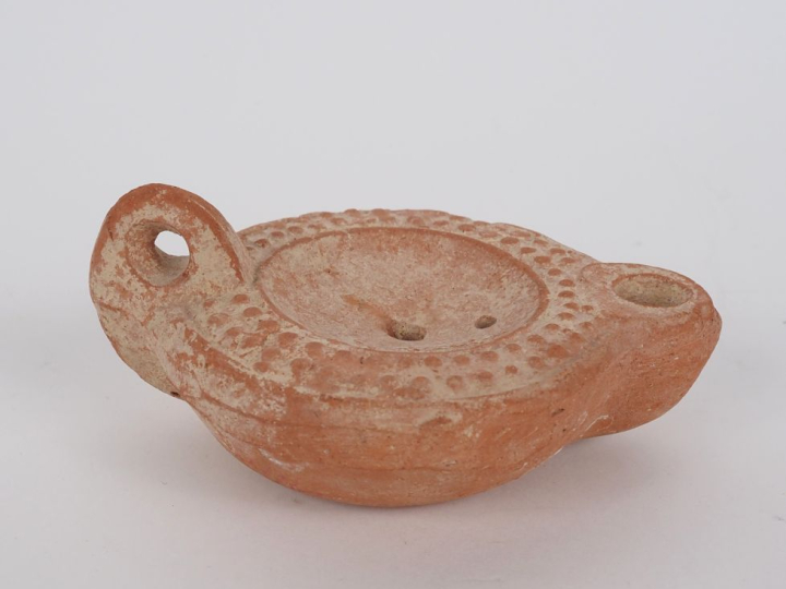 Lampe romaine au marli orné de grenetis. II-IIIe s. apr. J.-C.  11,5 c