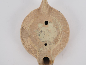 Vente aux enchères Lampe romaine en terre cuite. II-IIIe s. apr. J.-C. 11,5 cm (usure et 
