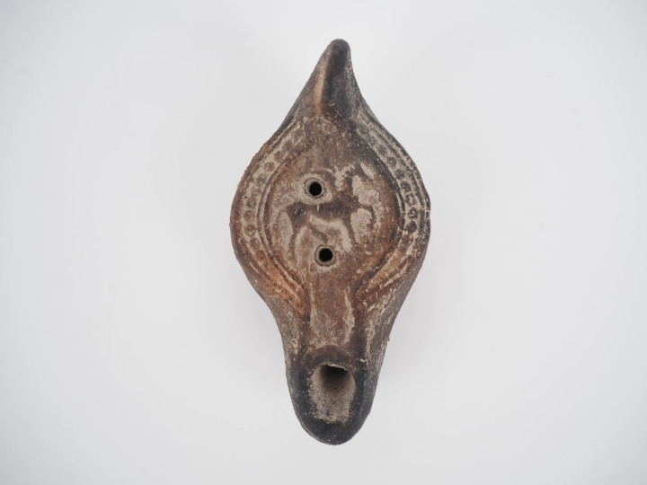 Lampe en terre cuite dans le style antique. 11,5 cm. Expert : Jean-Syl