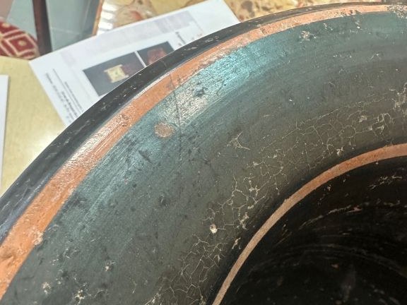 Grande Grèce, Apulie, IVe s. av. J.-C. Cratère en cloche à vernis noir