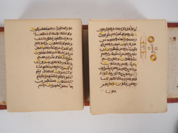 CORAN DE VOYAGE MANUSCRIT XXe. Plusieurs centaines de feuillets double